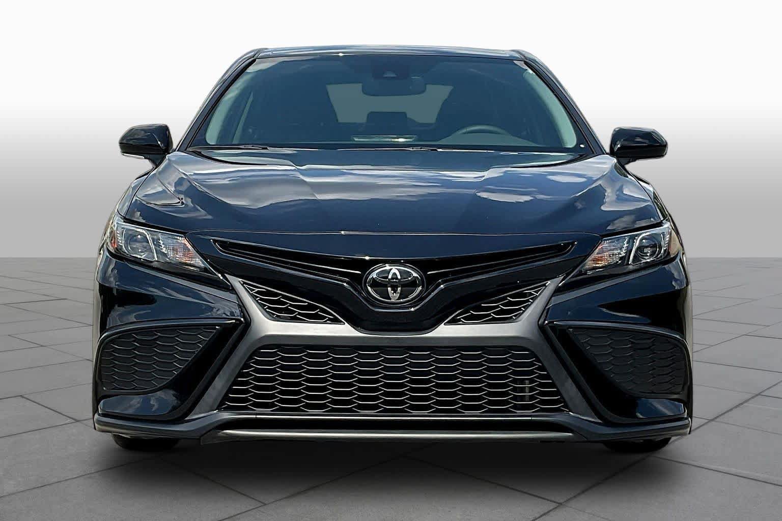 Used 2024 Toyota Camry SE w/ Convenience Package FWD image 4