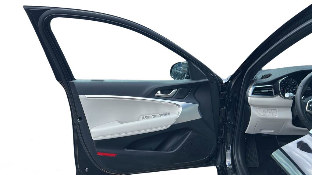 Used 2025 Genesis G70 2.5T image 9