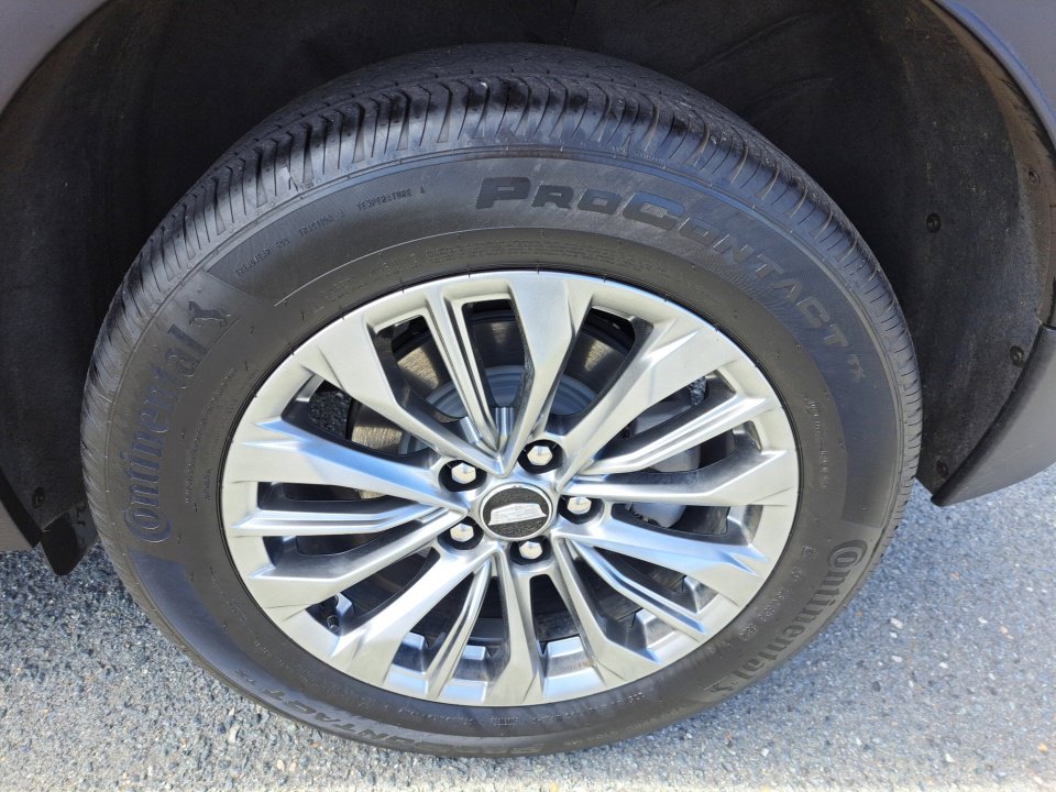 Used 2025 Cadillac XT4 Premium Luxury w/ Cold Weather Package FWD image 21