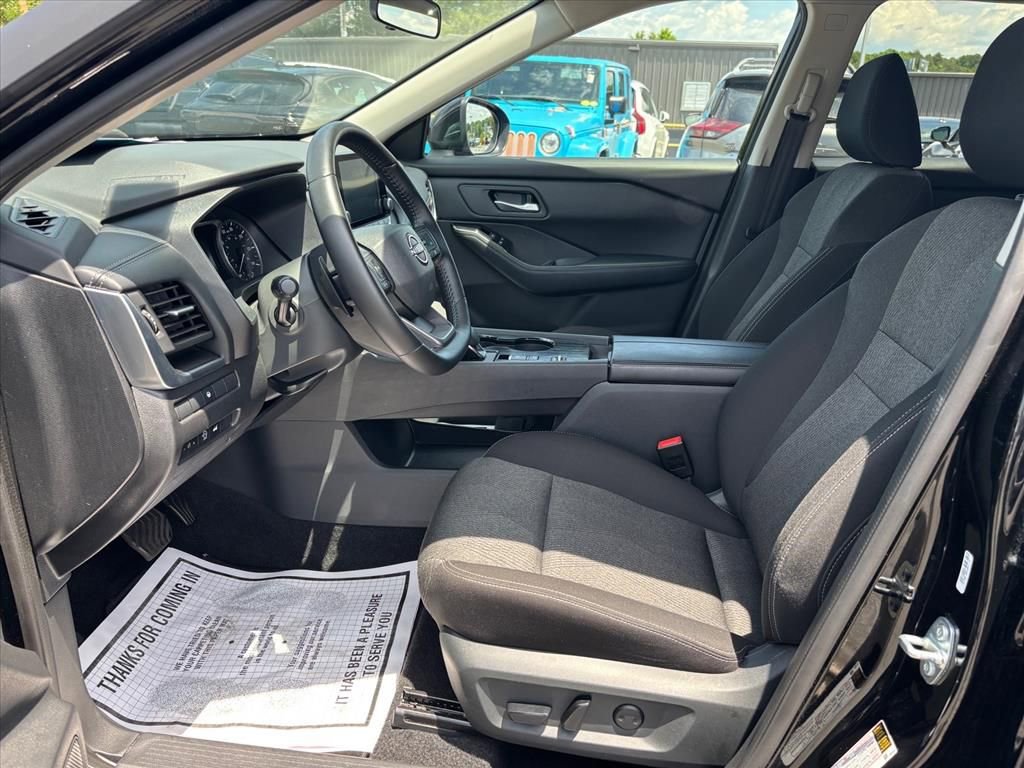 Used 2025 Nissan Rogue SV FWD image 11