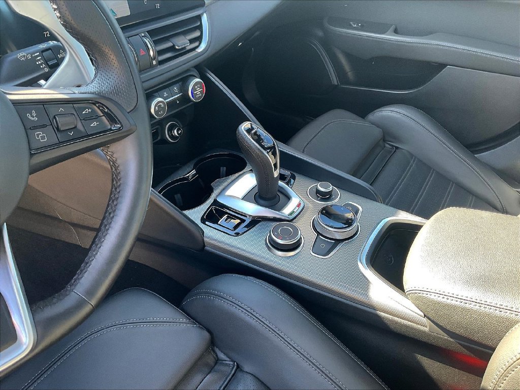 Used 2024 Alfa Romeo Giulia Veloce AWD/4WD image 18