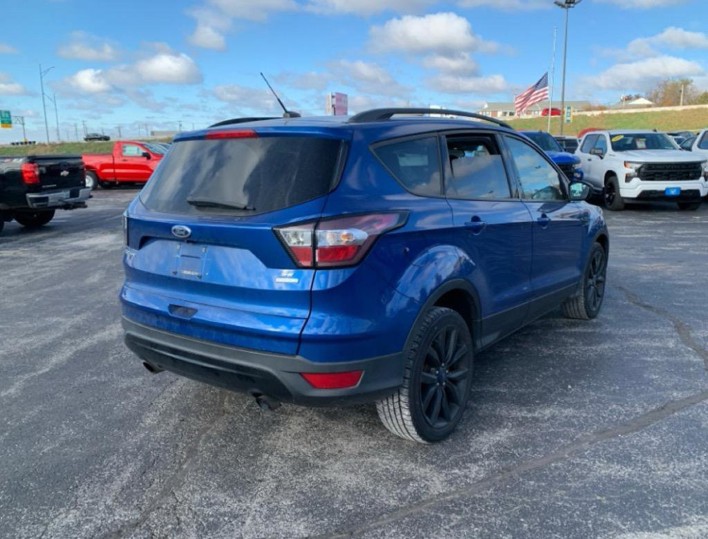 Used 2017 Ford Escape SE w/ SE Sport Appearance Package image 5