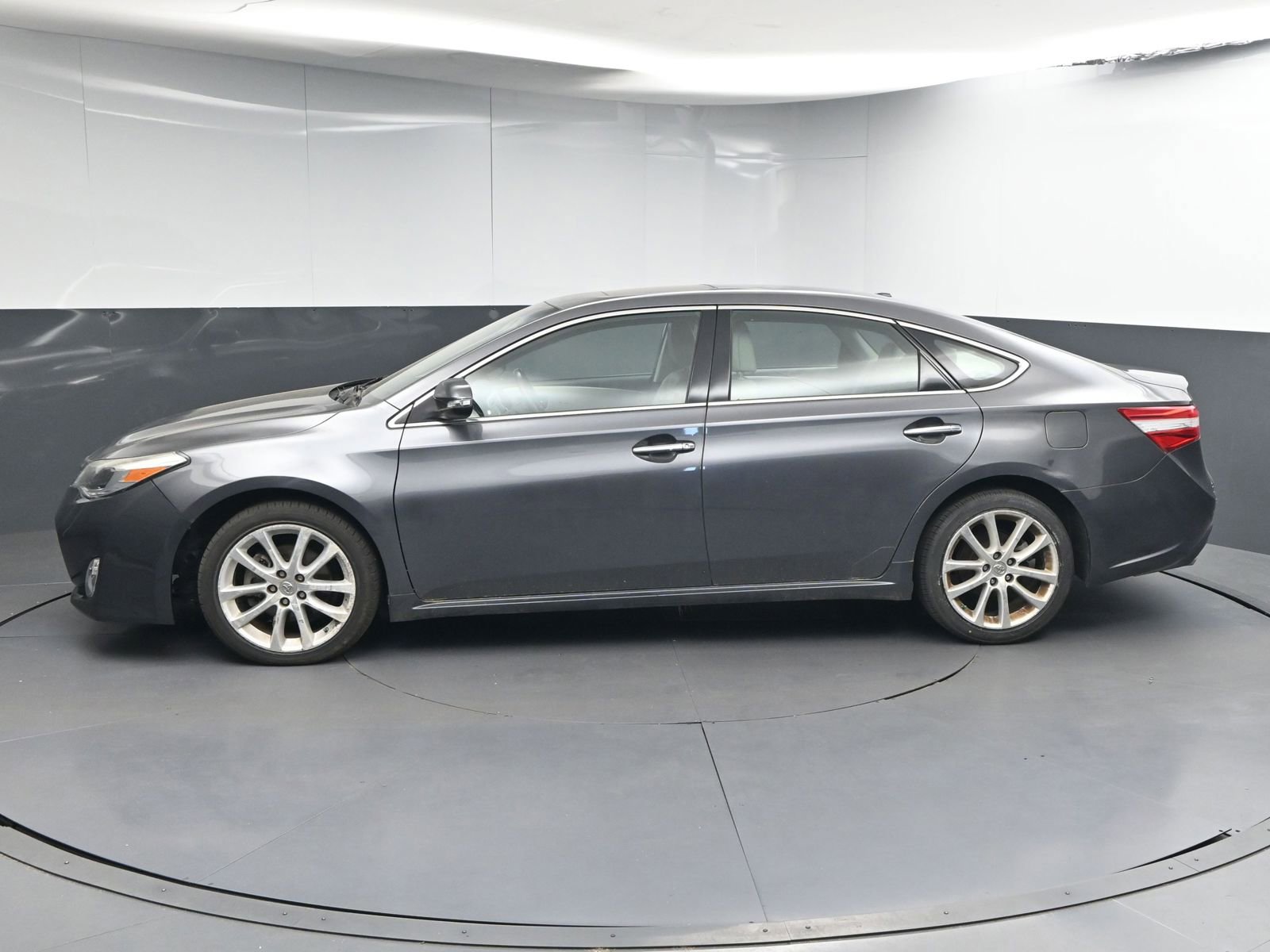Used 2013 Toyota Avalon XLE Touring FWD image 4