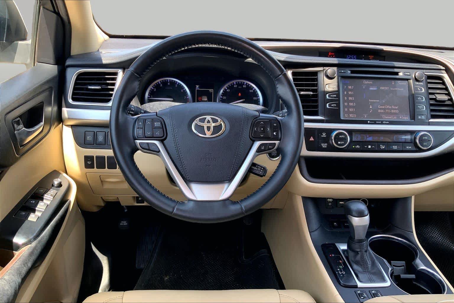 Used 2019 Toyota Highlander XLE FWD image 6