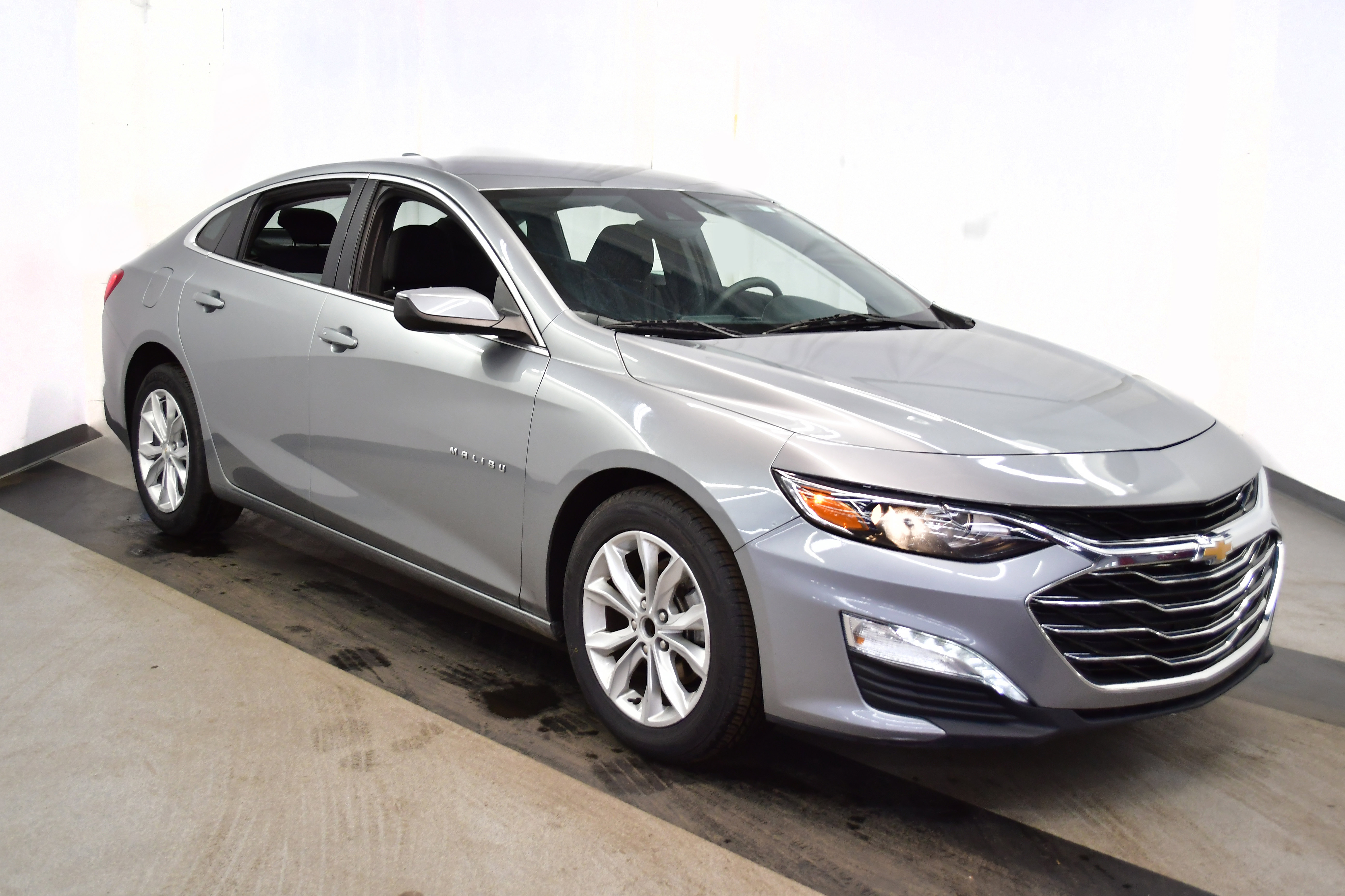 Used 2024 Chevrolet Malibu LT image 2