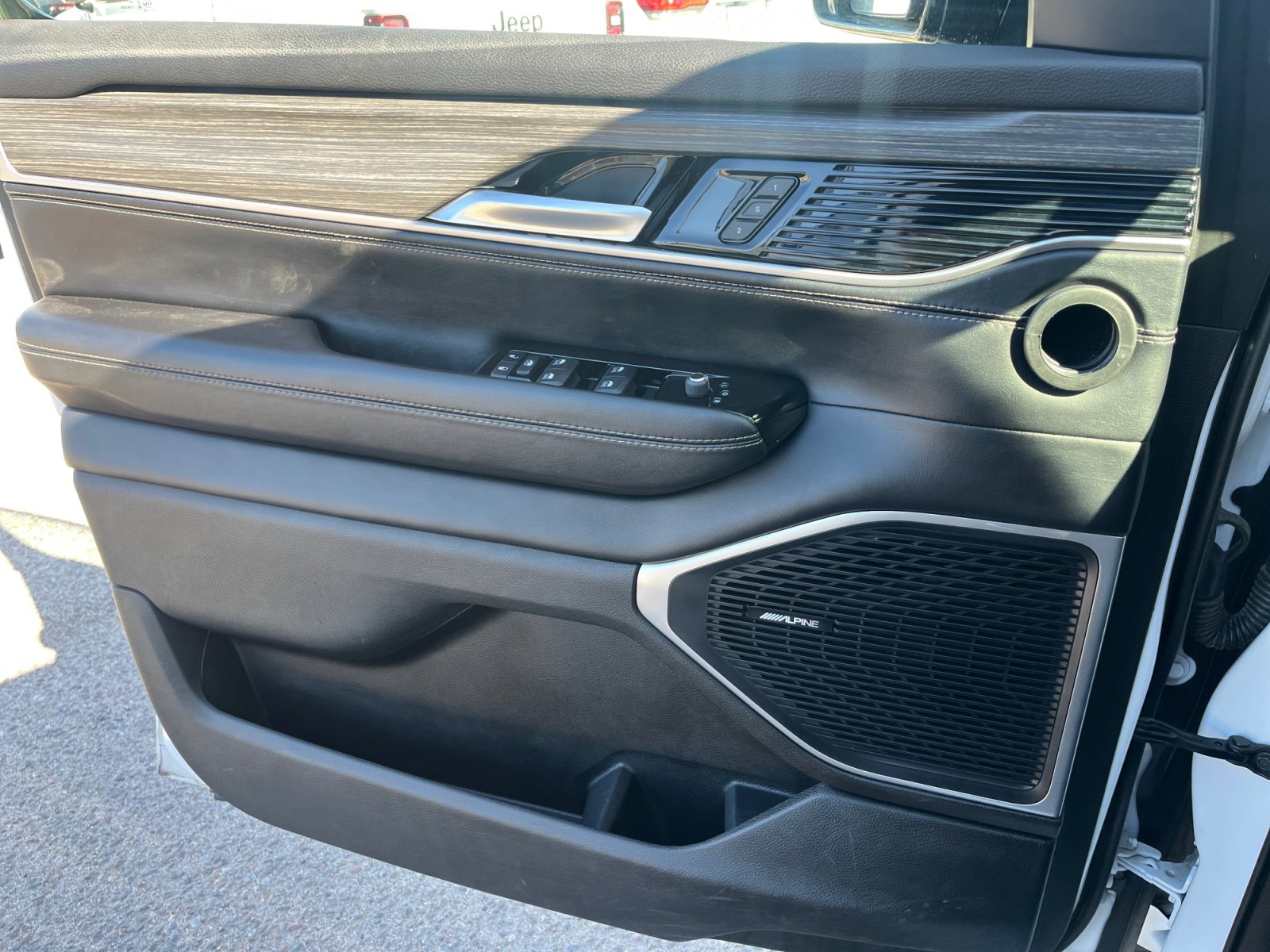 Certified 2024 Jeep Wagoneer L Series II image 13