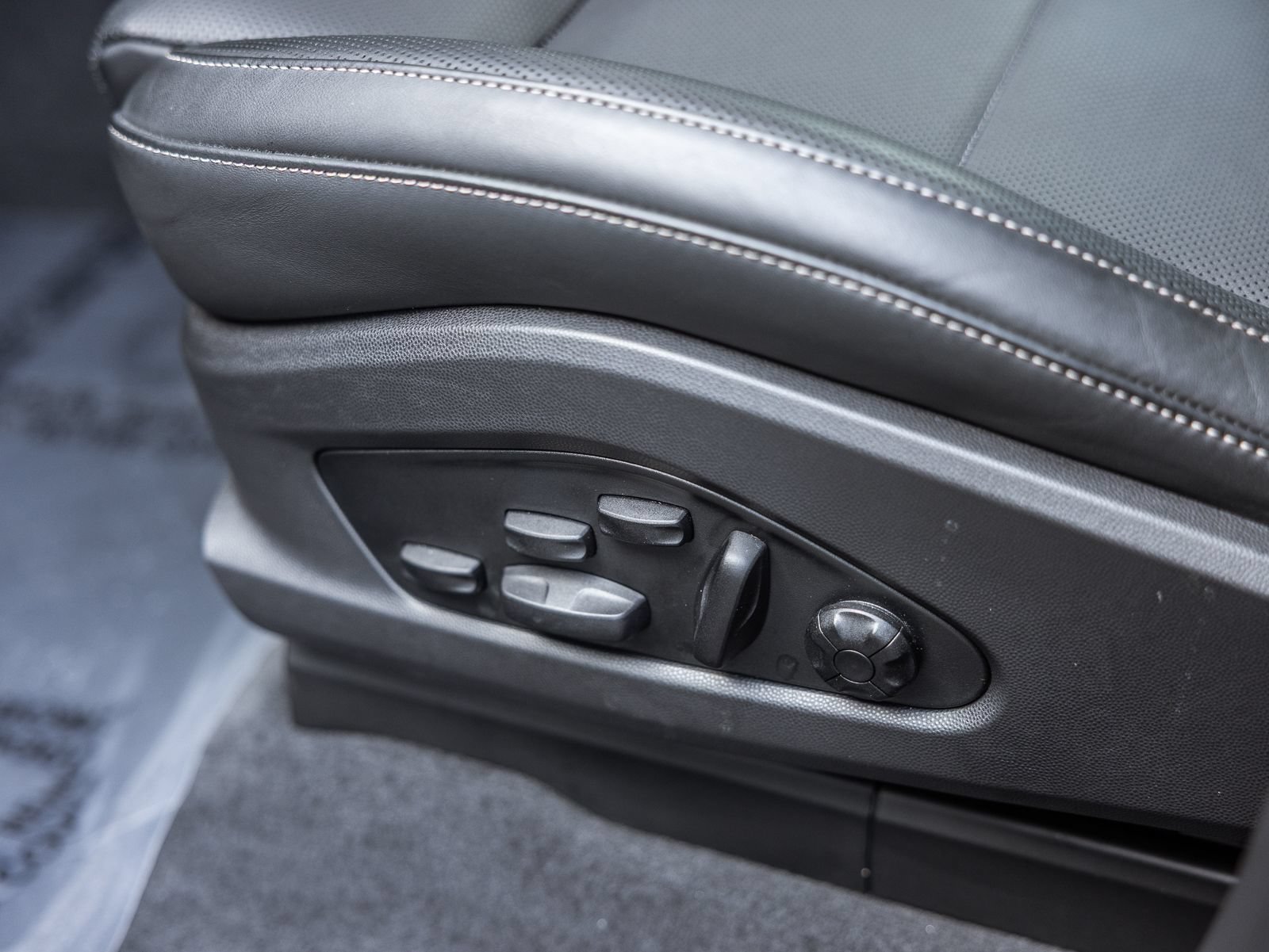Certified 2025 Porsche Macan Turbo Electric AWD/4WD image 23