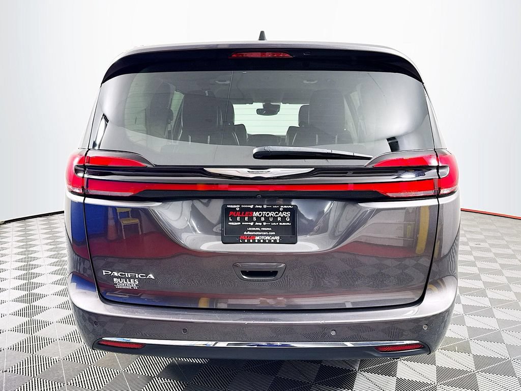 Used 2023 Chrysler Pacifica Touring-L FWD image 6