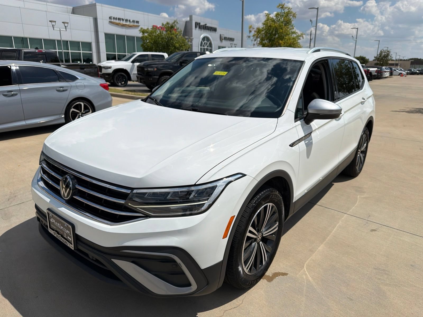 Used 2024 Volkswagen Tiguan SE FWD image 9