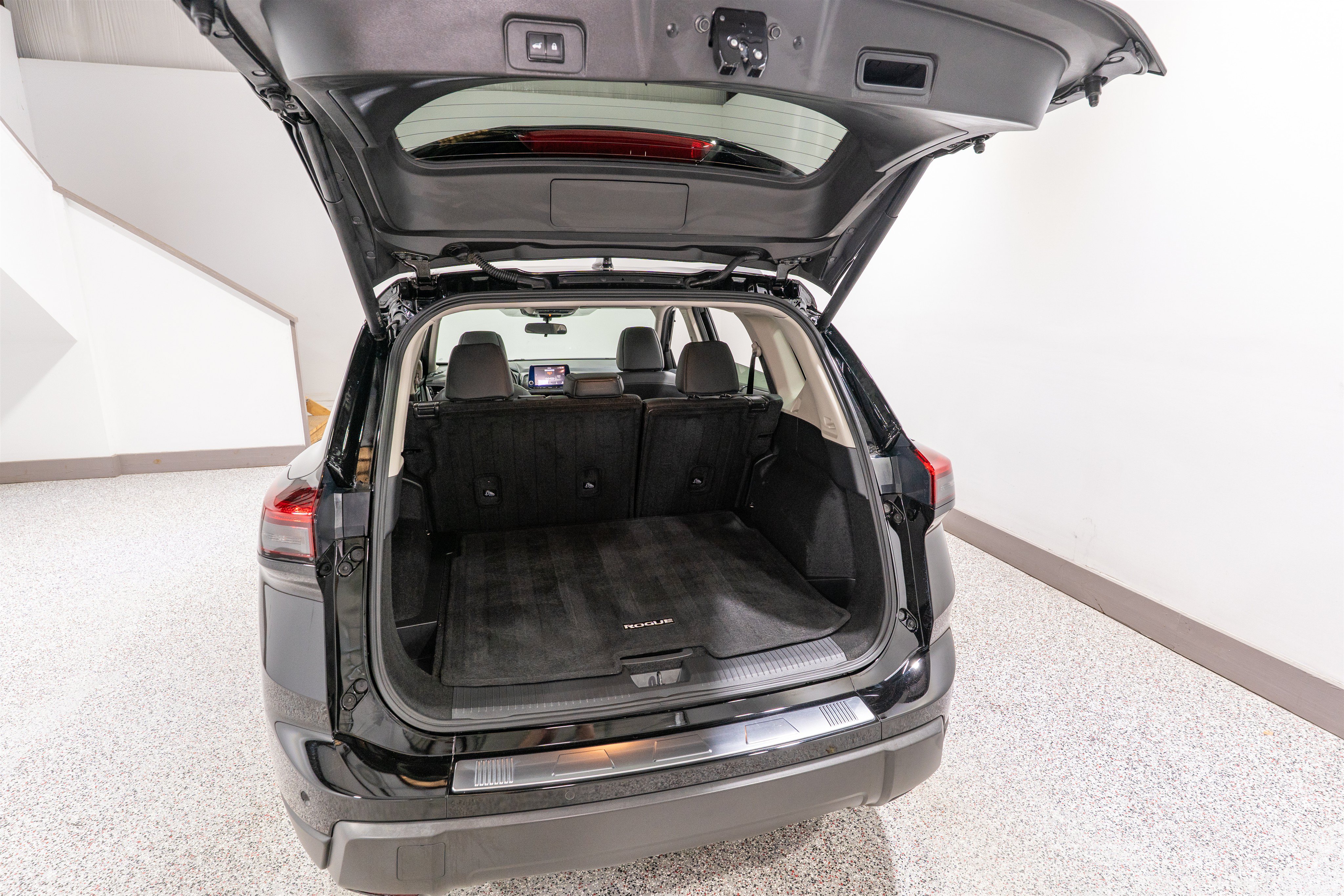 Used 2025 Nissan Rogue SV w/ SV Premium Package FWD image 31