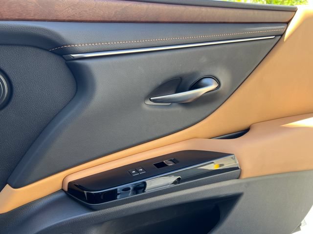 Used 2025 Lexus ES 300h w/ Premium Package FWD image 33