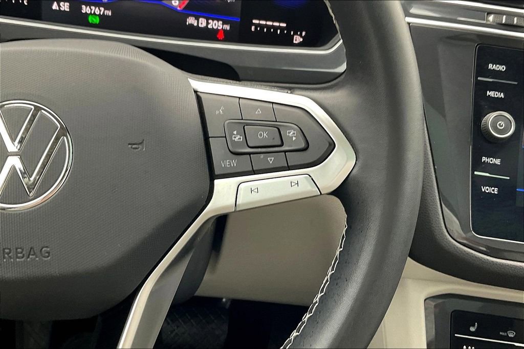 Used 2023 Volkswagen Tiguan SE w/ Panoramic Sunroof Package image 18