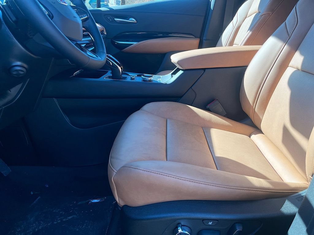 Certified 2025 Cadillac XT4 Premium Luxury w/ LPO, ONYX Package AWD/4WD image 18