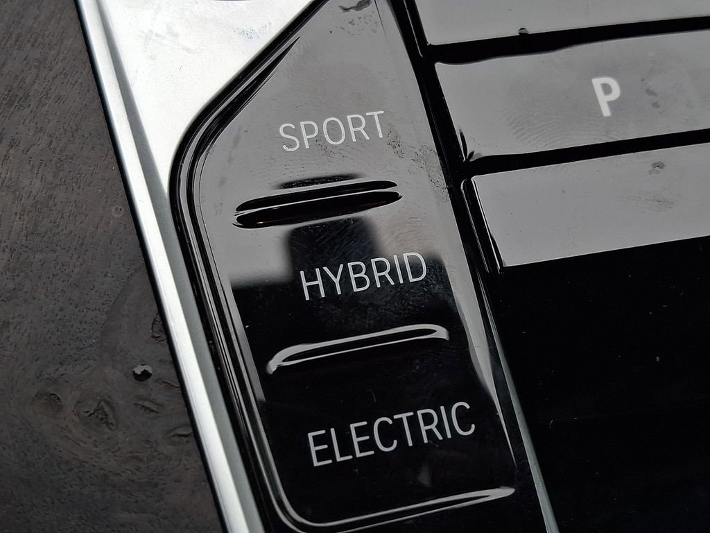 Used 2025 BMW X5 xDrive50e w/ Climate Comfort Package image 26