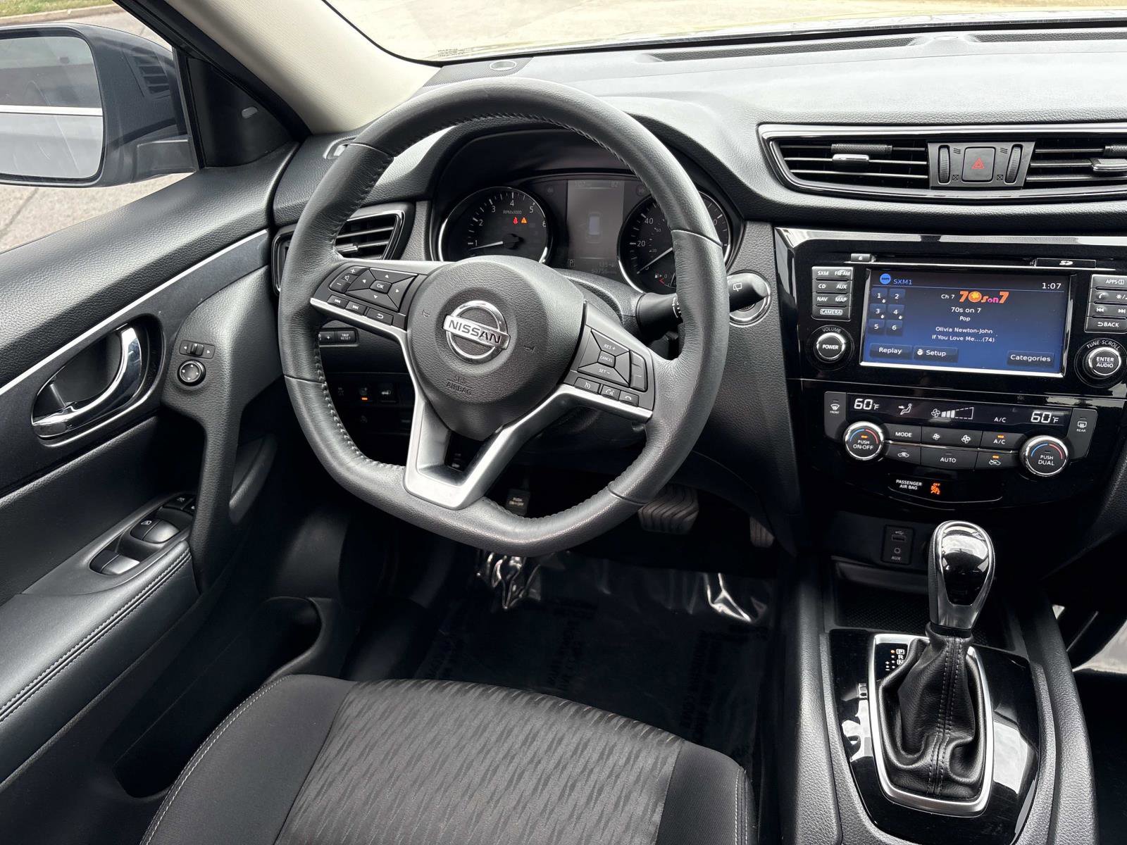 Used 2017 Nissan Rogue SV w/ SV Premium Package image 27