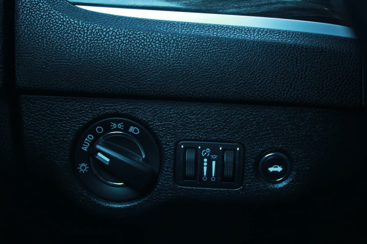 Used 2015 Chrysler 300 Limited RWD image 18