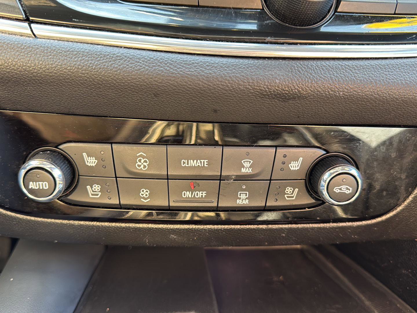 Used 2024 Buick Enclave Premium AWD/4WD image 19