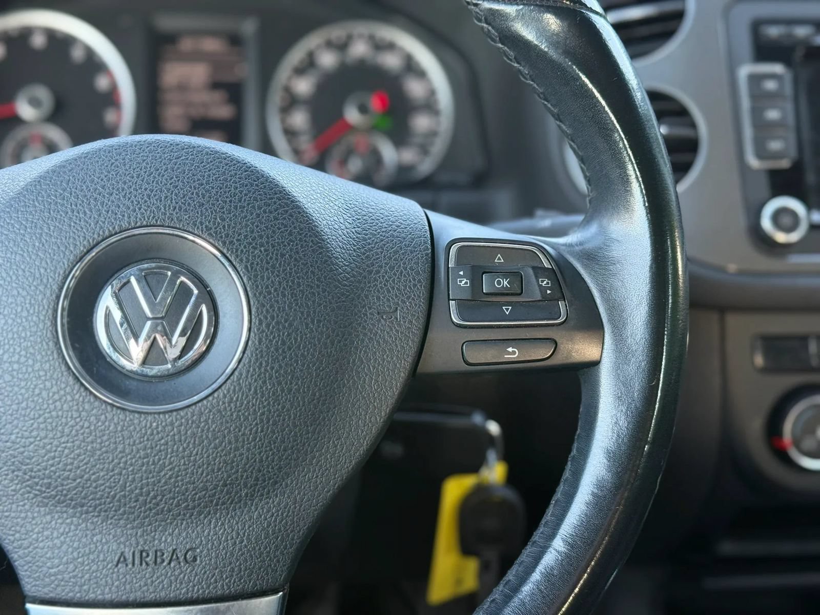 Used 2015 Volkswagen Tiguan SEL FWD image 22