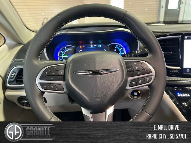 Used 2024 Chrysler Pacifica Select image 14