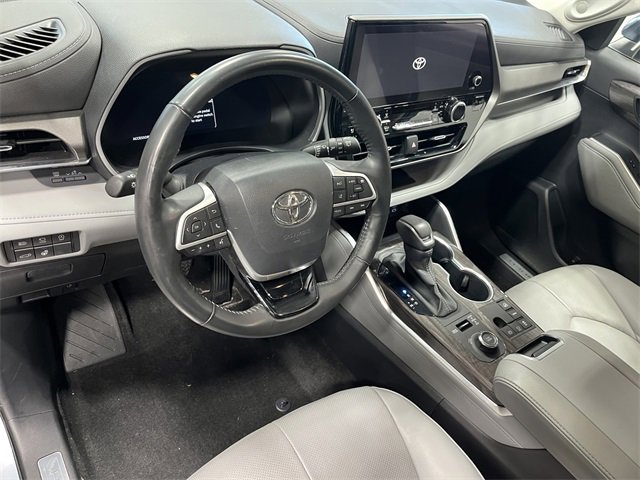 Used 2023 Toyota Highlander Limited image 10