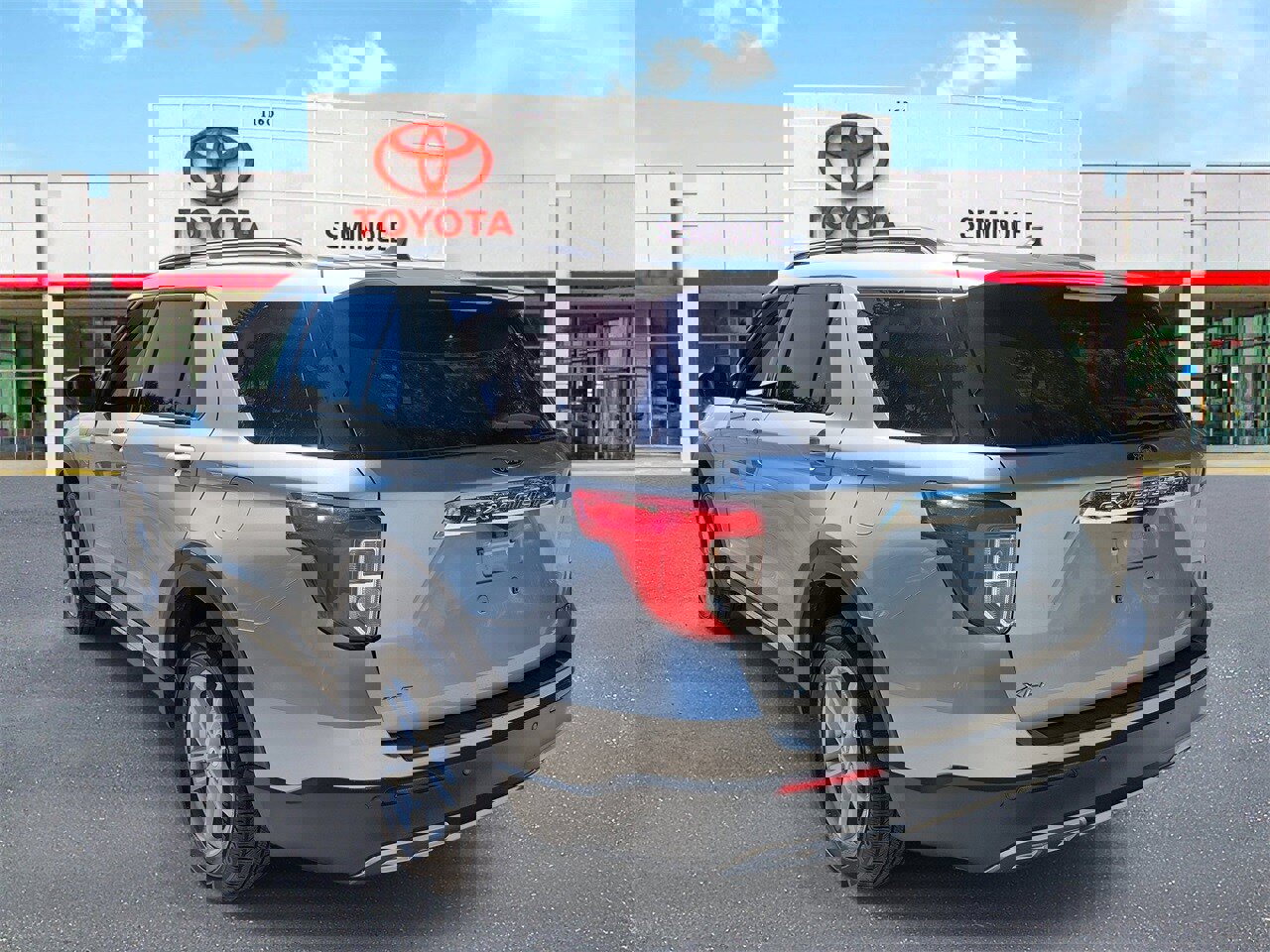 Used 2023 Ford Explorer XLT w/ Equipment Group 202A image 4