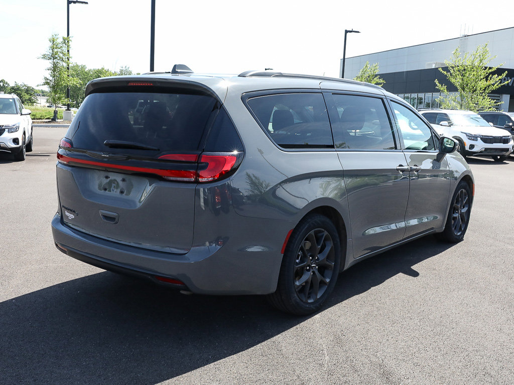 Used 2022 Chrysler Pacifica Touring-L w/ S Appearance Package FWD image 6
