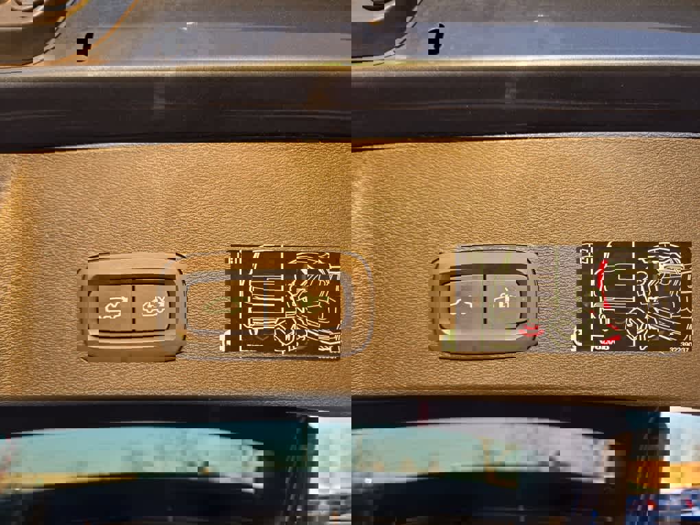 Used 2022 Volvo XC40 P8 Recharge Plus image 7