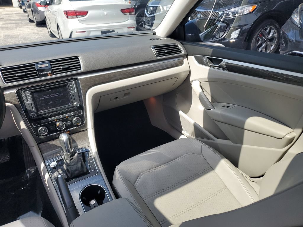 Used 2018 Volkswagen Passat 2.0T SE FWD image 16
