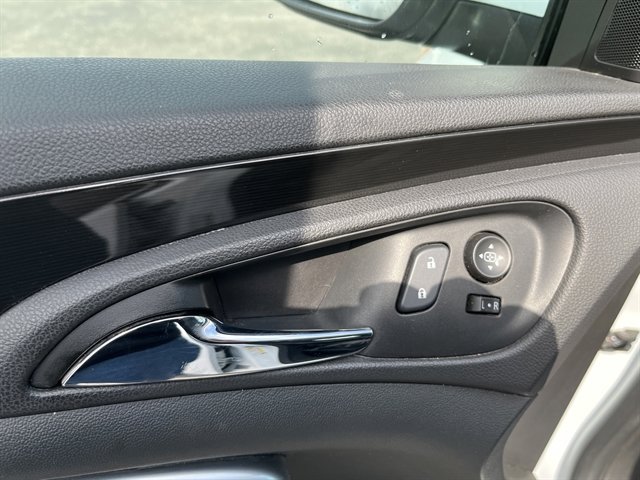 Used 2016 Buick Regal FWD image 17