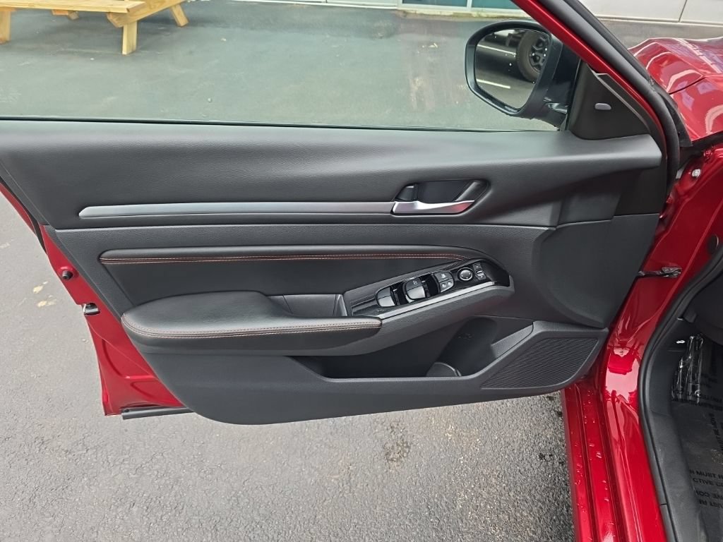 Used 2023 Nissan Altima 2.5 SR FWD image 11