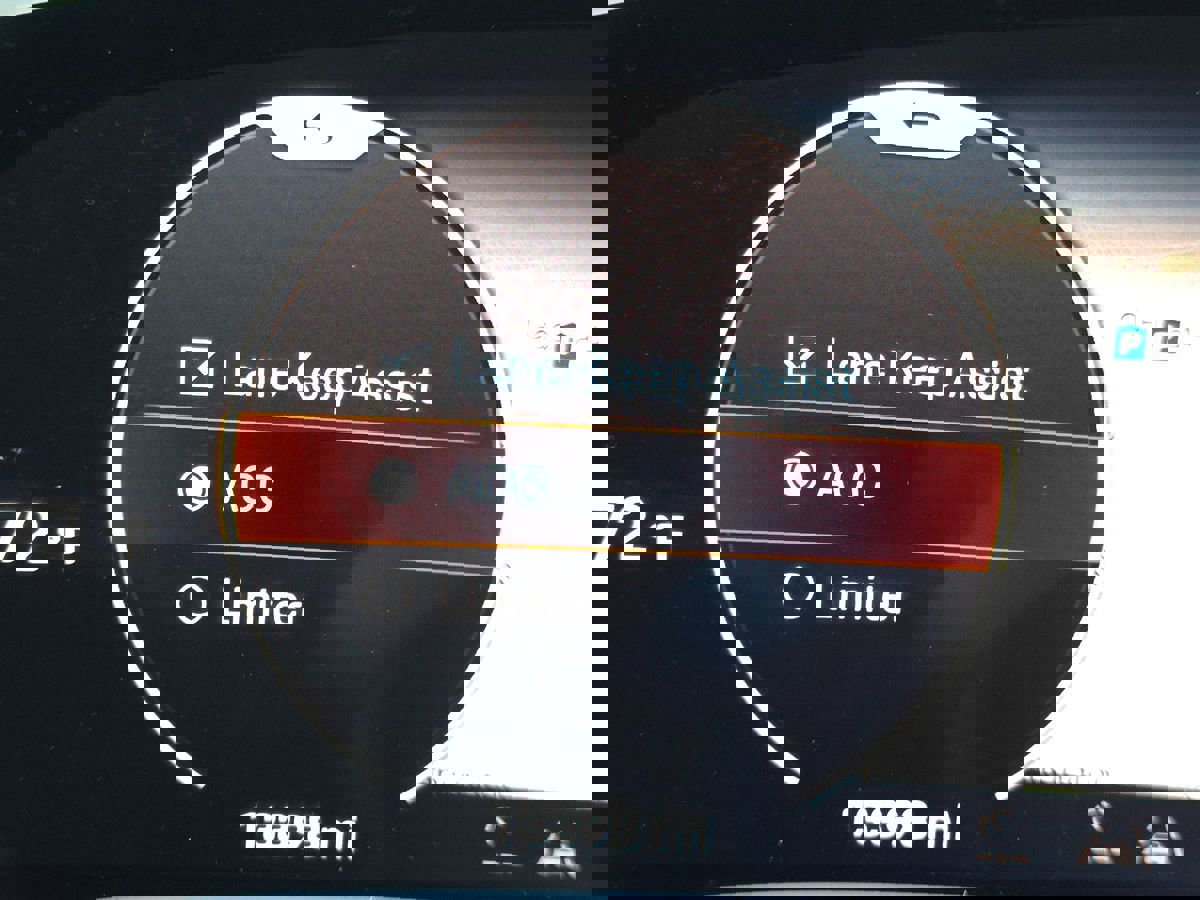 Used 2023 Porsche Taycan image 30