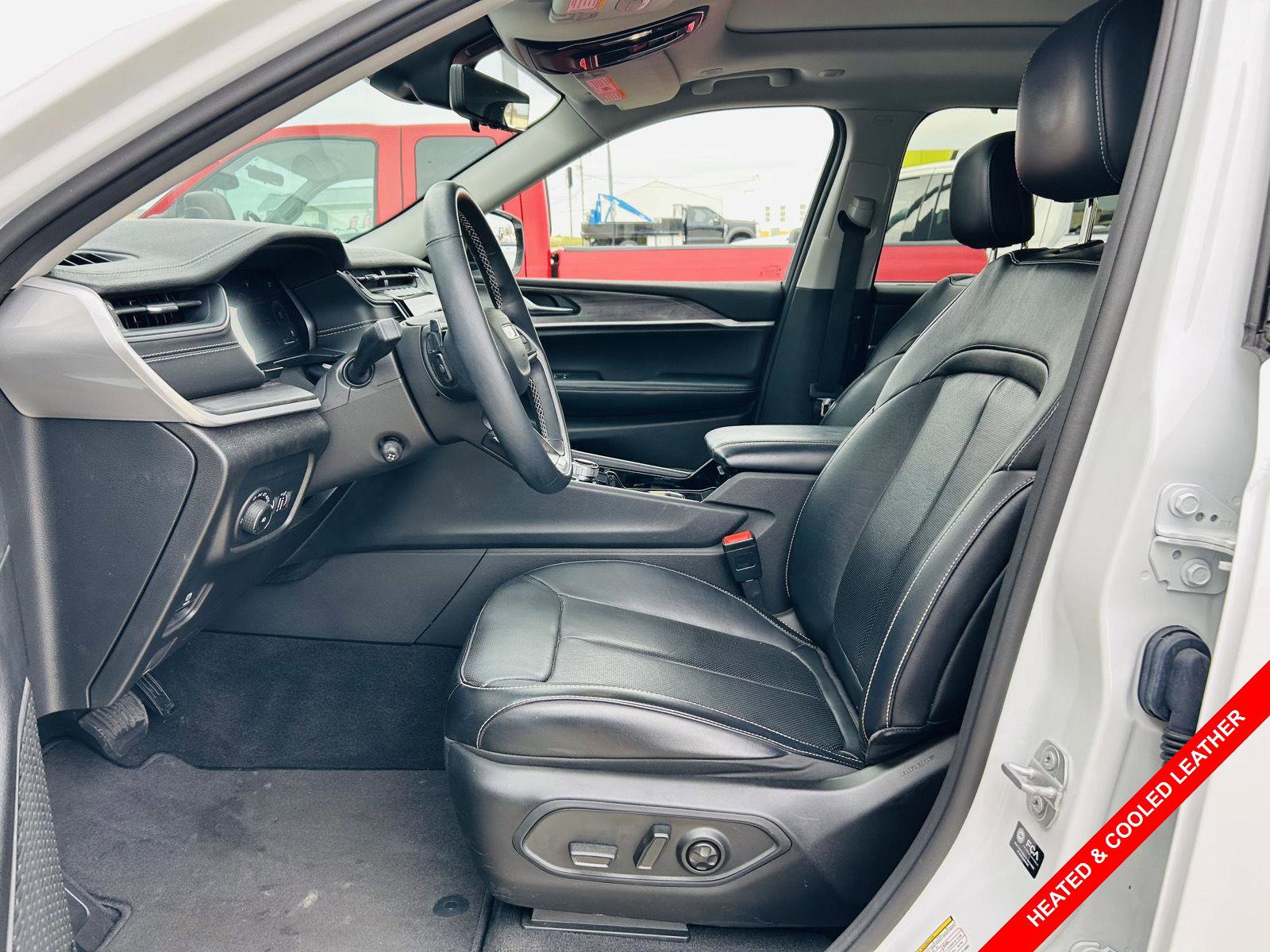 Used 2022 Jeep Grand Cherokee L Limited w/ Luxury Tech Group II image 3