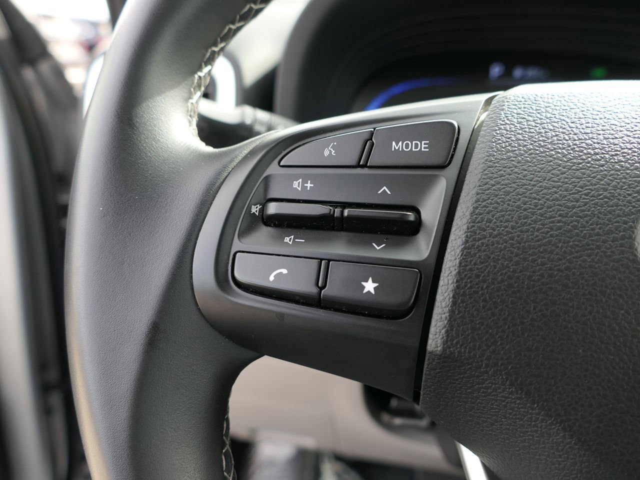 Used 2025 Hyundai Venue SEL image 19