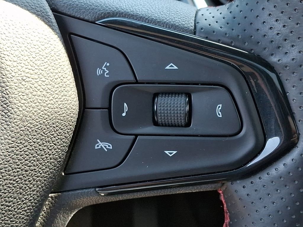 Used 2025 Chevrolet Trax RS w/ Sunroof Package FWD image 22