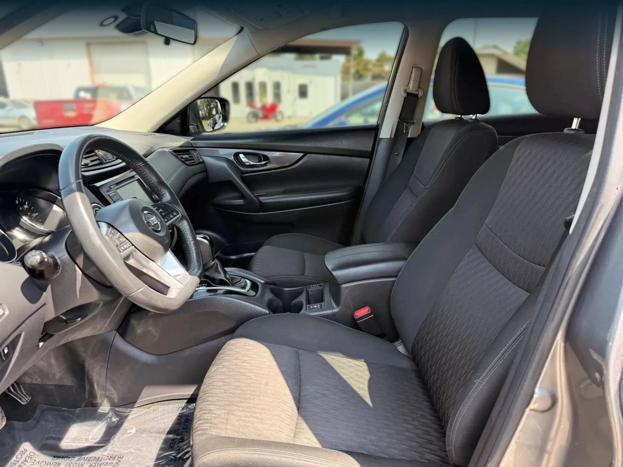 Used 2019 Nissan Rogue SV FWD image 2