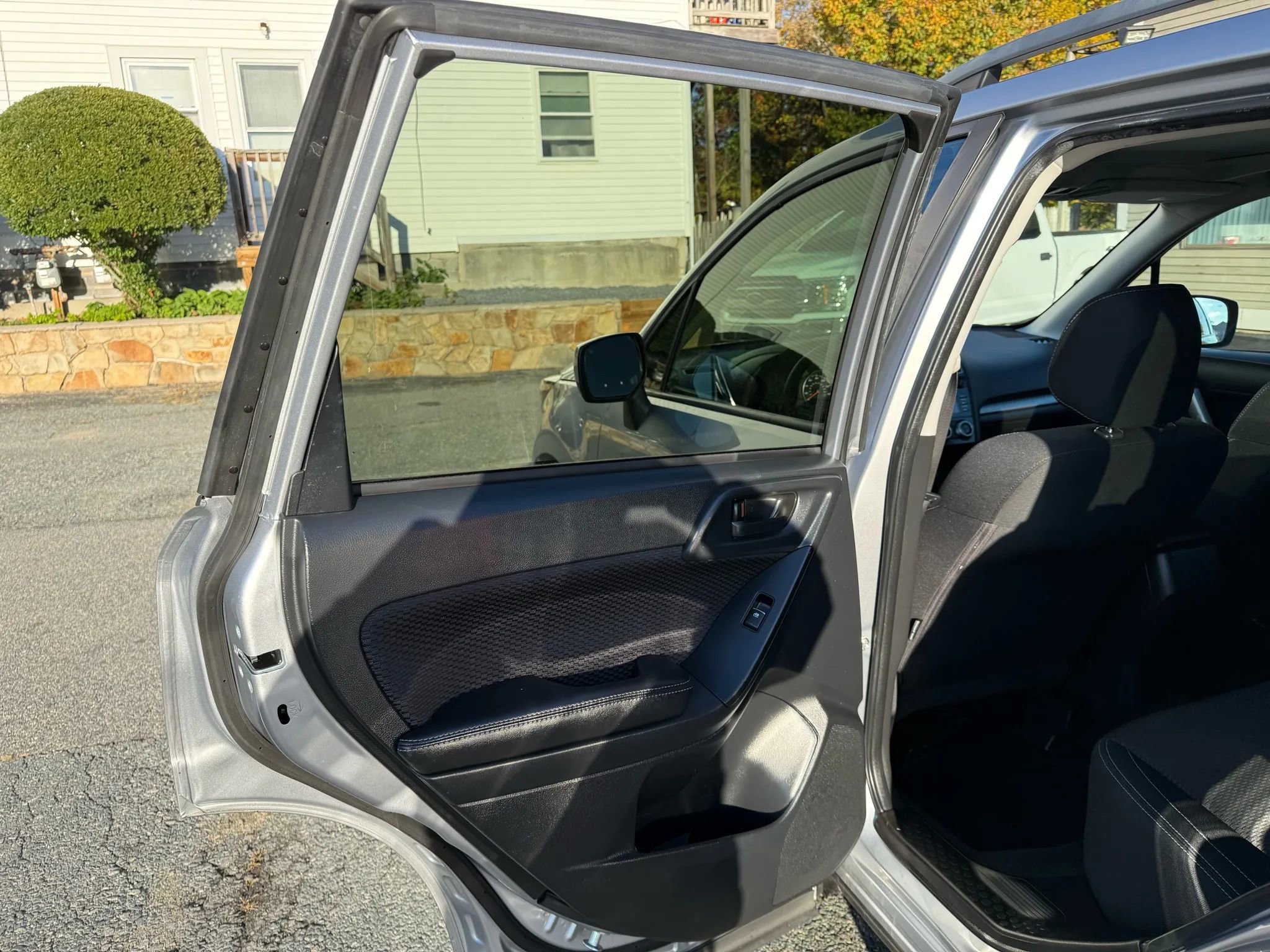 Used 2017 Subaru Forester 2.5i Premium w/ All-Weather Package image 16