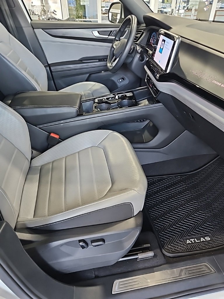 Used 2024 Volkswagen Atlas Cross Sport SEL R-Line image 13