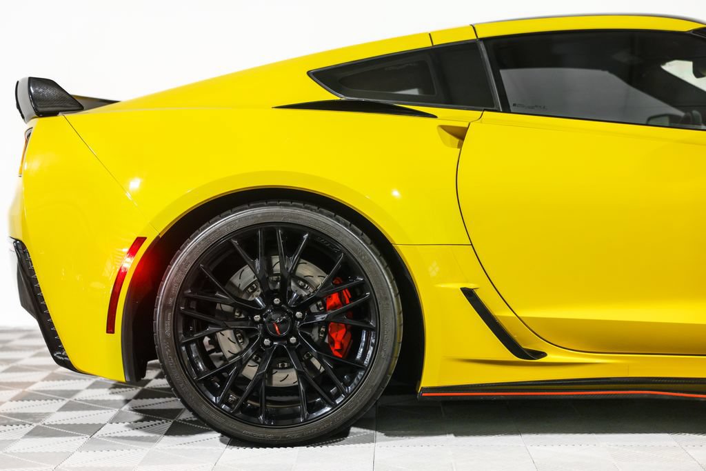 Used 2016 Chevrolet Corvette Z06 w/ 3LZ Preferred Equipment Group RWD image 2