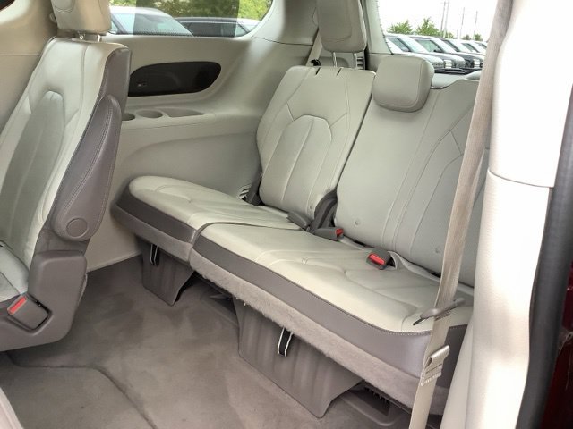 Used 2018 Chrysler Pacifica Touring-L Plus FWD image 18