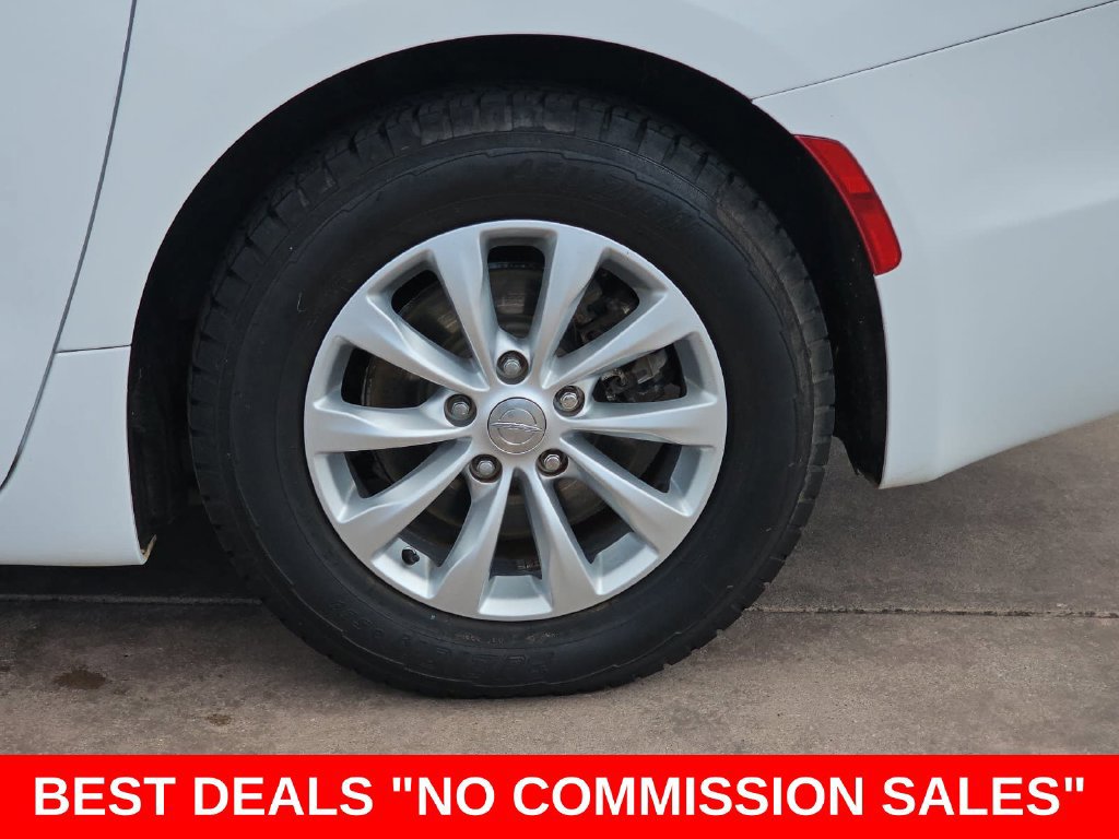 Used 2018 Chrysler Pacifica Touring-L FWD image 37