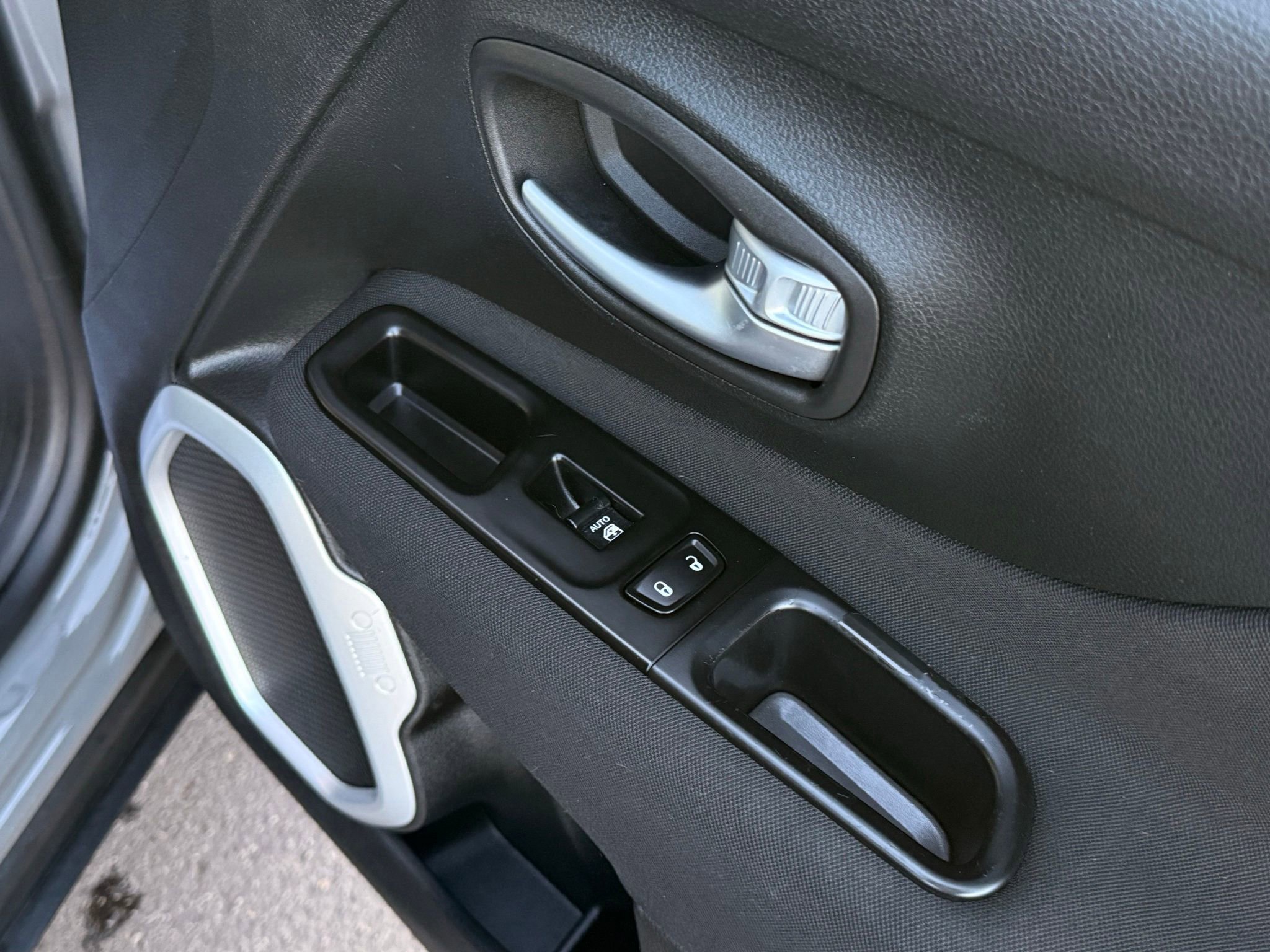 Used 2019 Jeep Renegade Latitude w/ Cold Weather Group image 21