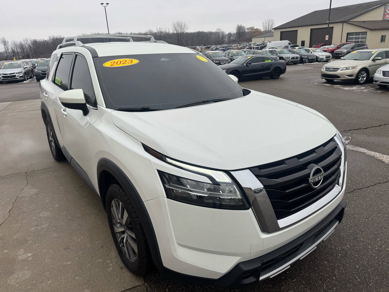 Used 2023 Nissan Pathfinder SL image 3