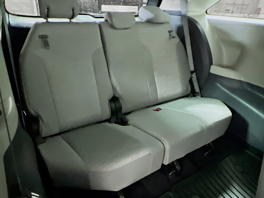 Certified 2022 Toyota Sienna LE image 24
