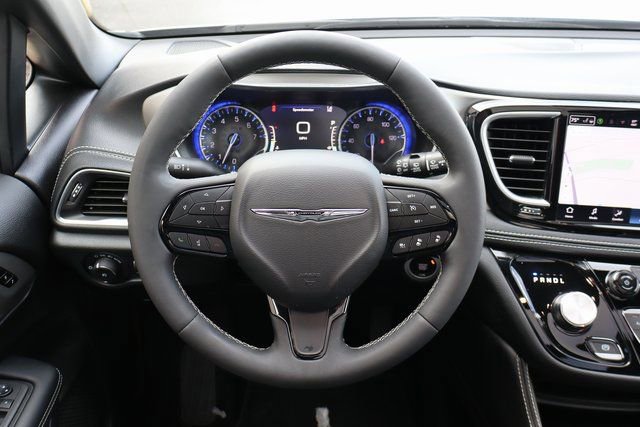 Used 2024 Chrysler Pacifica Limited w/ S Appearance Package image 16