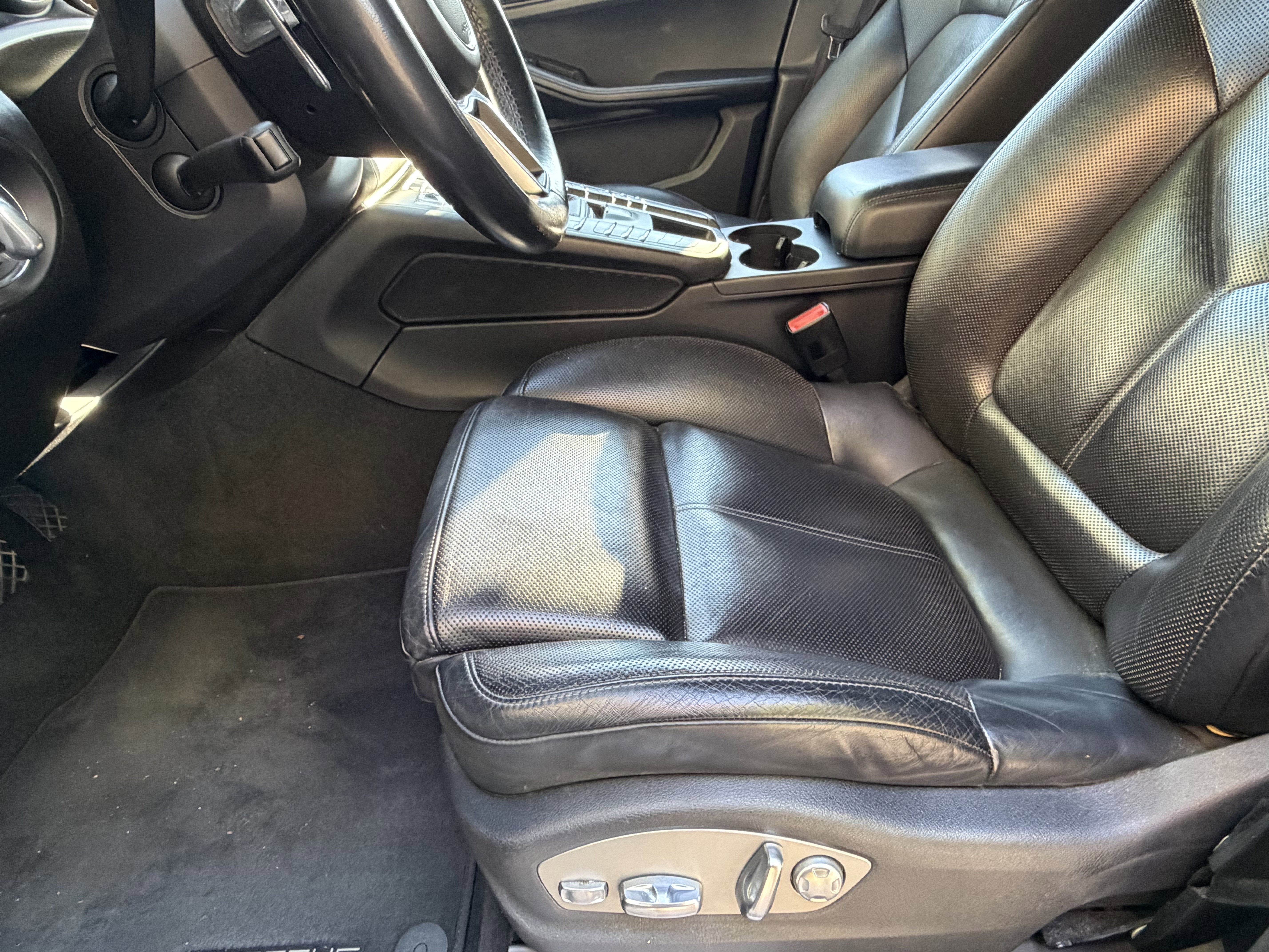 Used 2016 Porsche Macan Turbo AWD/4WD image 16