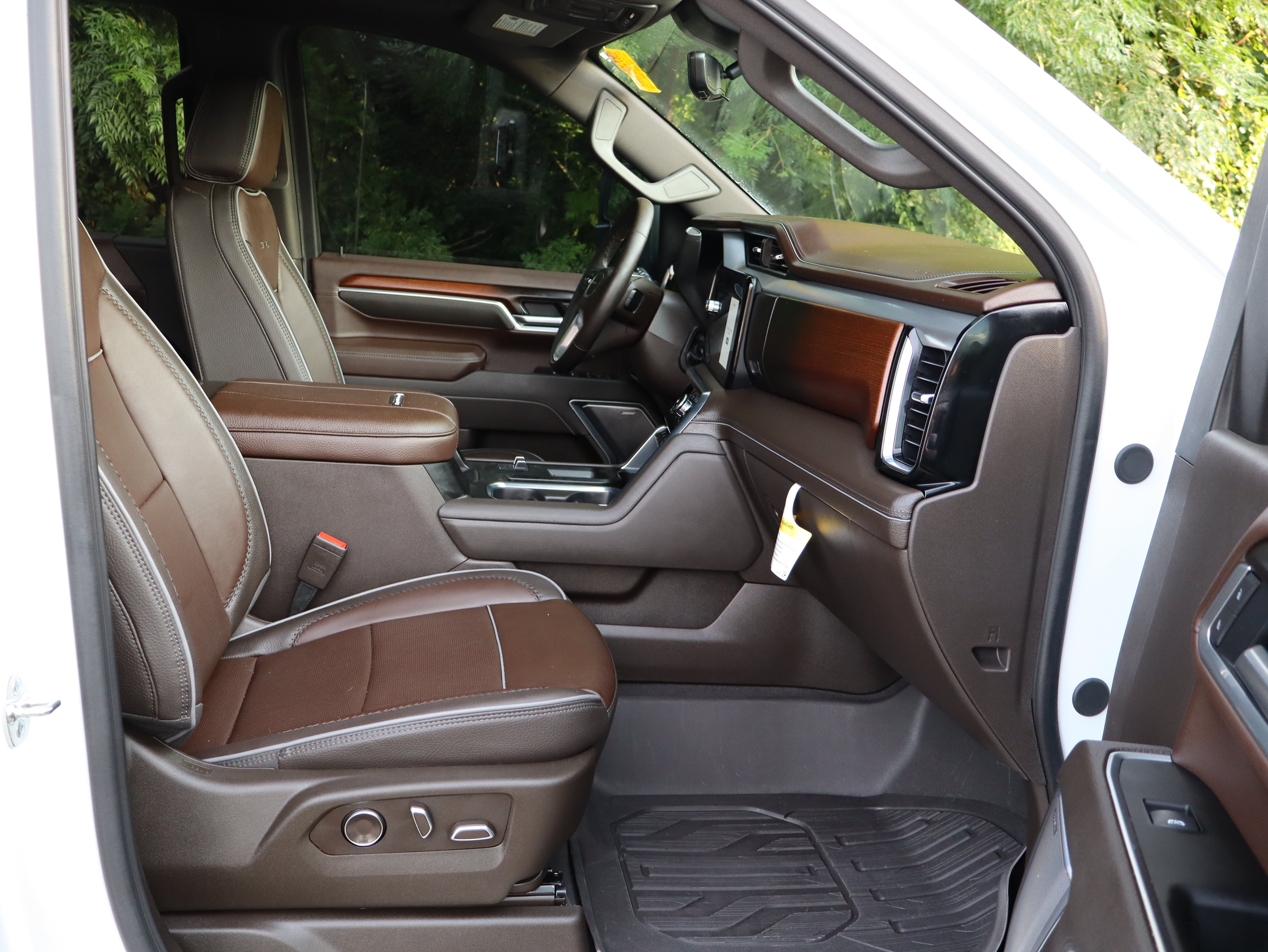Used 2025 GMC Sierra 2500 Denali w/ Denali Reserve Package AWD/4WD image 41