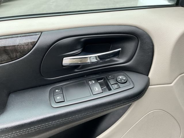 Used 2017 Dodge Grand Caravan SE FWD image 17