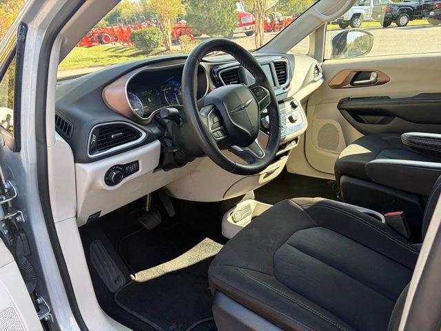 Used 2022 Chrysler Voyager LX image 7
