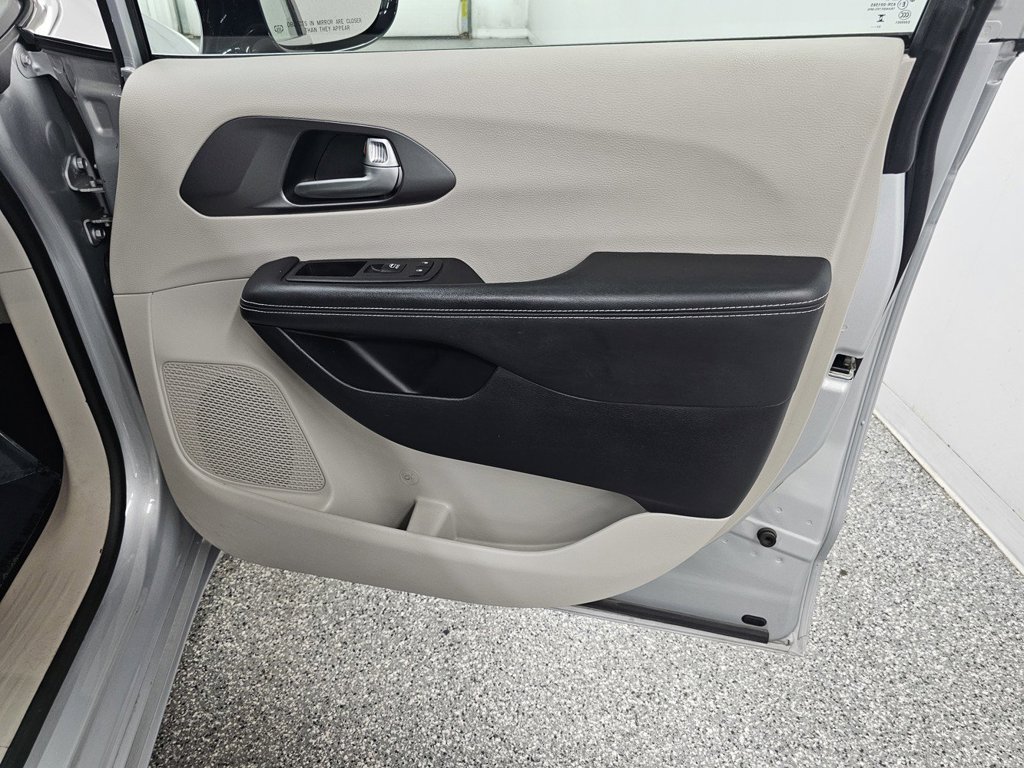 Used 2024 Chrysler Pacifica Touring-L FWD image 21