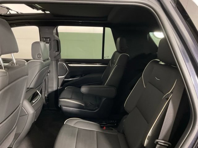Used 2025 Cadillac Escalade Premium Luxury AWD/4WD image 33